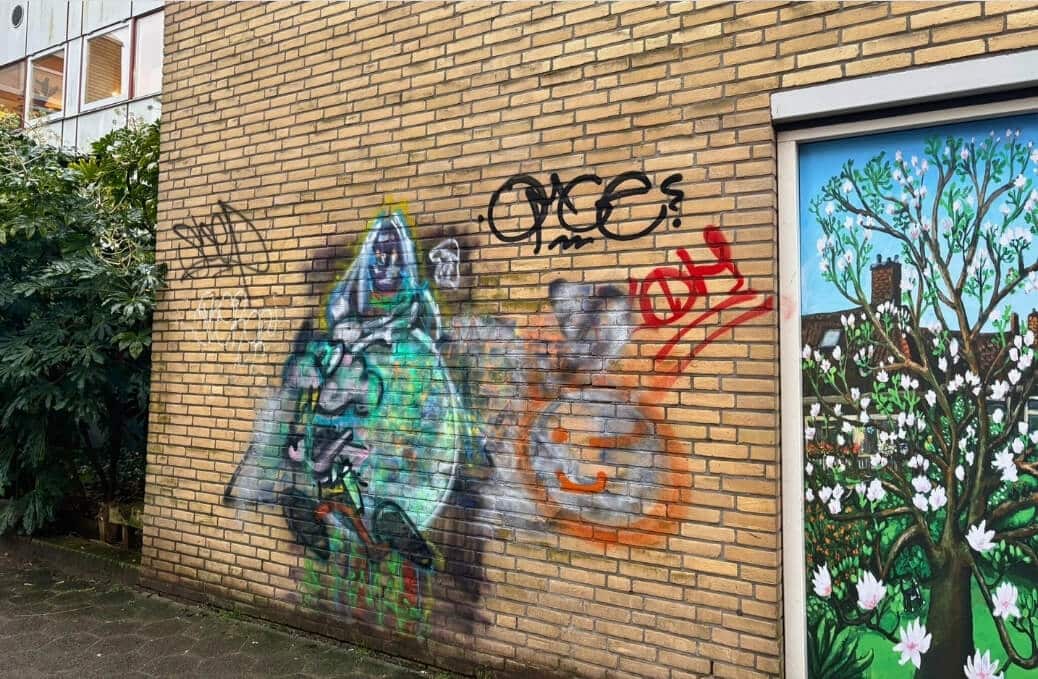 Graffiti op de muur. Klaar om schoongemaakt te worden en daarna een anti graffiti coating aanbrengen.