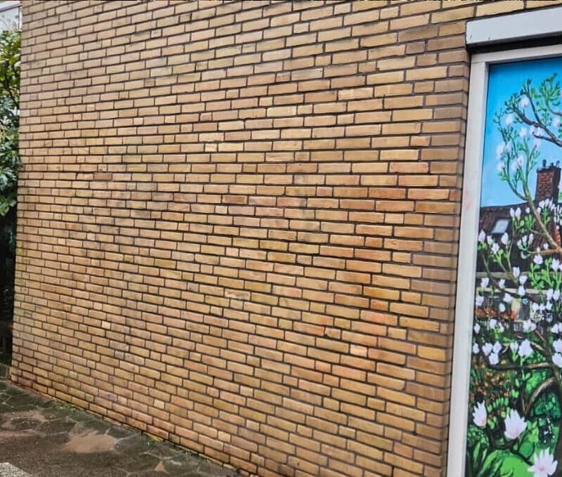 Muur waar anti graffiti coating is aangebracht