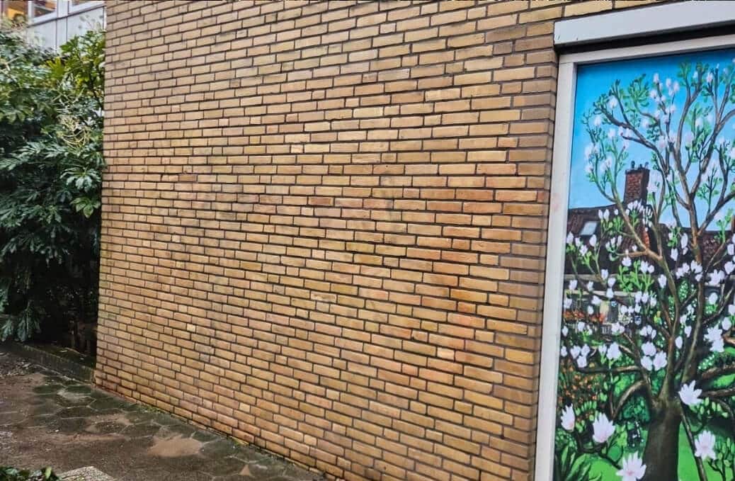 Muur waar anti graffiti coating is aangebracht