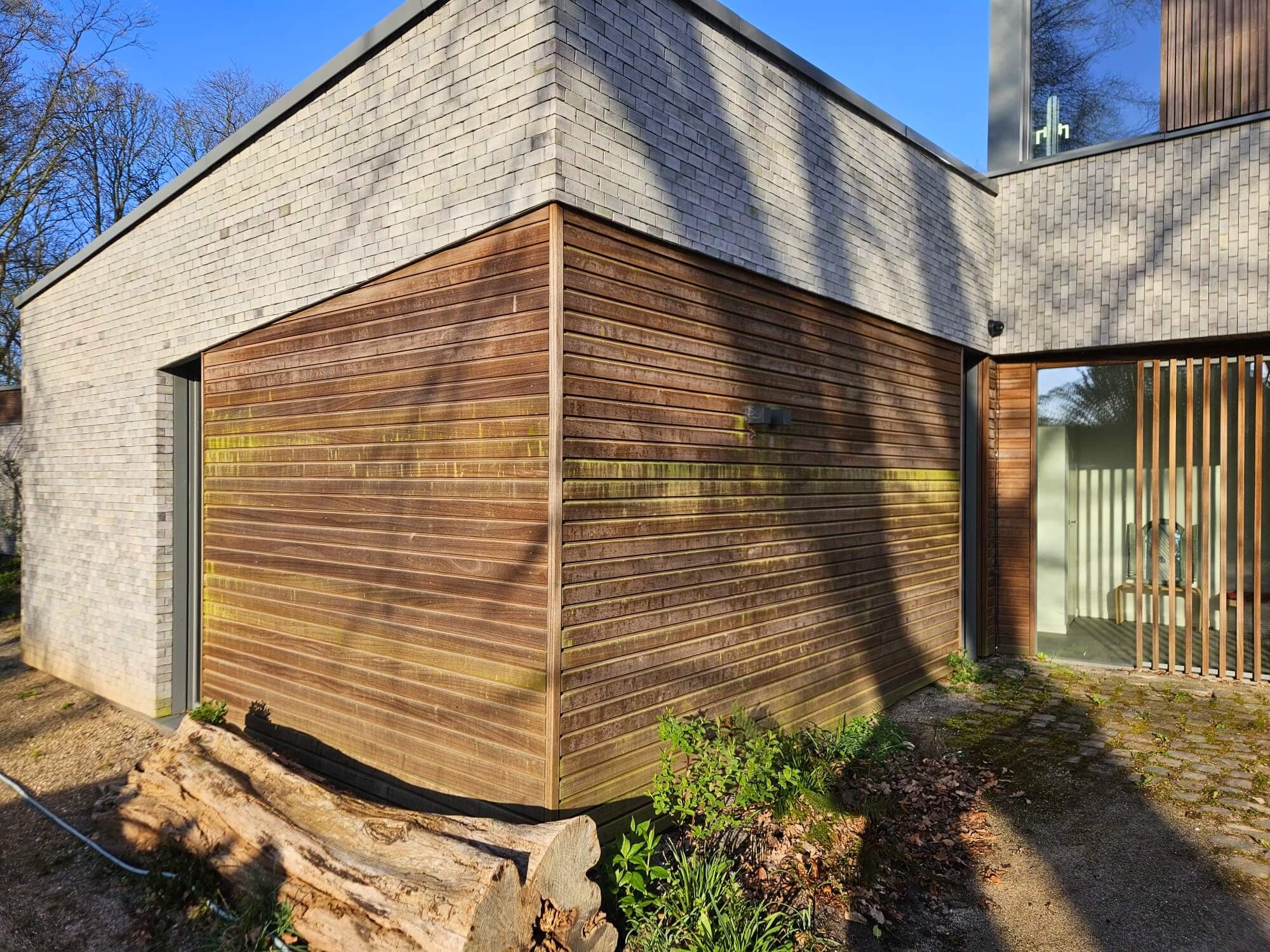 Groene aanslag op hout verwijderen